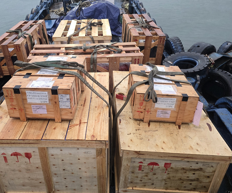 Direct quay-to-vessel lifting